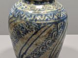 un vase bleu et blanc posé sur une table