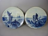deux assiettes bleues et blanches ornées d'une peinture représentant des personnes