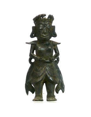 Statuette en bronze à patine noire figurant un personnage fé…