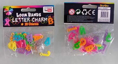 deux sachets de lettres et de chiffres en plastique posés sur la table