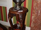 une petite table sur laquelle est posée une théière