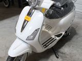 un scooter blanc garé dans un garage