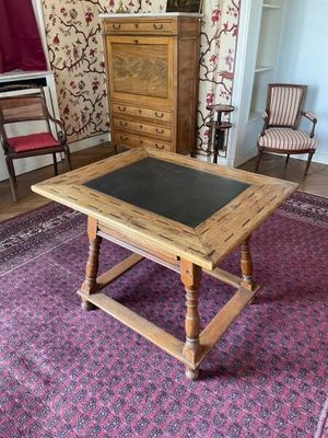 une table sur laquelle est posée une ardoise, au milieu d'une pièce