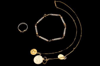 Réunion de collier et bracelet comprenant : Une chaine reten… - Photo 1