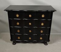 Commode en bois laqué noir, à façade mouvementée, ouvrant à … (photo 2)