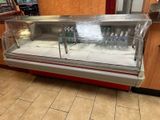 une vitrine réfrigérée contenant des bouteilles d'eau