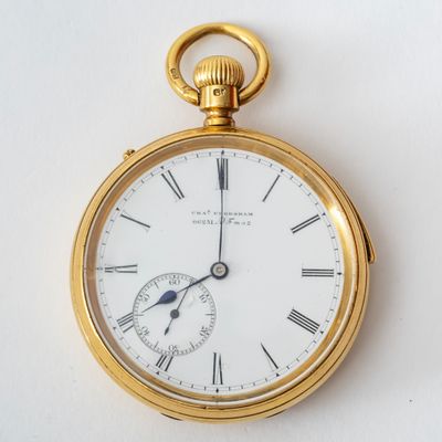 une montre de poche en or avec des chiffres romains sur le cadran