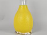 bouteille en verre en forme de citron munie d'une poignée en métal
