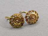 une paire de boucles d'oreilles en or ornées d'un motif floral
