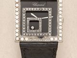 une image d'un gros plan d'une montre-bracelet ornée de diamants