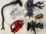 un grand nombre de figurines qui se trouvent sur la table