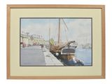 tableau représentant un bateau amarré dans un port, avec des personnes marchant sur le quai