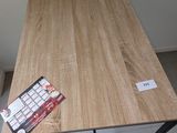 une table en bois sur laquelle est posé un magazine