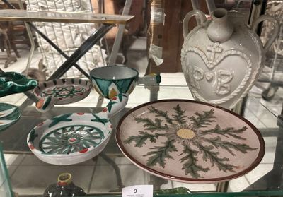 une vitrine en verre sur laquelle sont disposés de nombreux objets décoratifs
