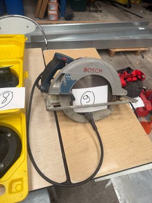deux scies circulaires posées l'une à côté de l'autre sur une table