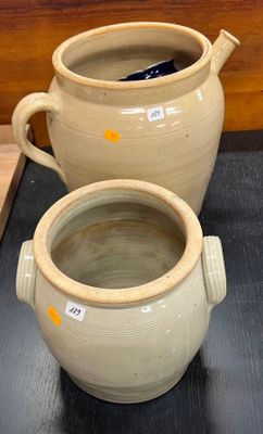 deux vases posés sur une table