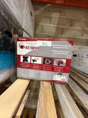 une caisse en bois posée sur une palette à côté d'un carton de bois de construction