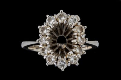 gros plan d'une bague en diamant sur fond noir