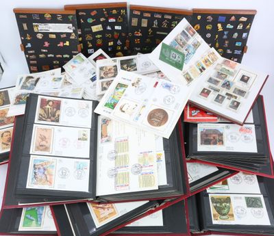 beaucoup de timbres et de chemises posés sur une table