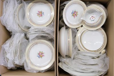 beaucoup d'assiettes et de bols dans une boîte