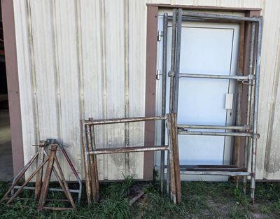 plusieurs morceaux de métal sont posés devant un immeuble
