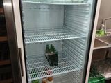 un réfrigérateur avec une porte en verre dans une cuisine