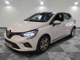 la voiture blanche est garée sur le sol à carreaux d'un garage