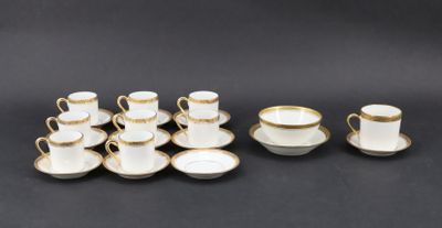 une image représentant un ensemble de tasses et de soucoupes posées sur une table