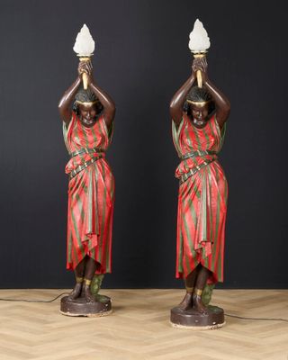 paire de figurines anciennes en bronze représentant une femme tenant une lampe