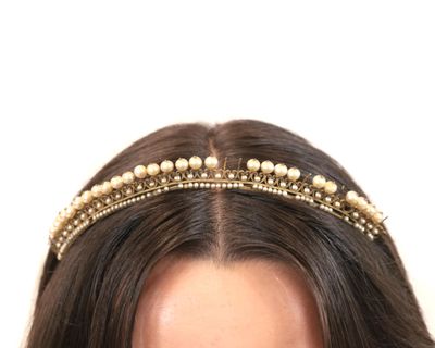 une femme qui porte un bandeau orné de perles