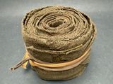 un rouleau de corde enroulé sur une table