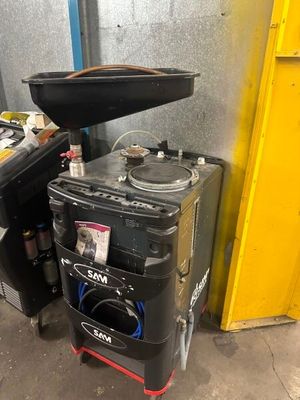 une photo d'un poêle et d'une poubelle dans un garage