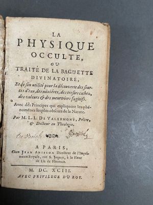 un vieux livre écrit posé sur une table