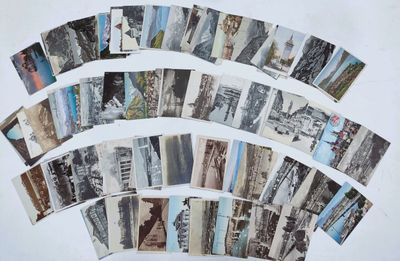 de nombreuses cartes postales anciennes sur un fond blanc