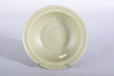 un bol vert posé sur une table blanche