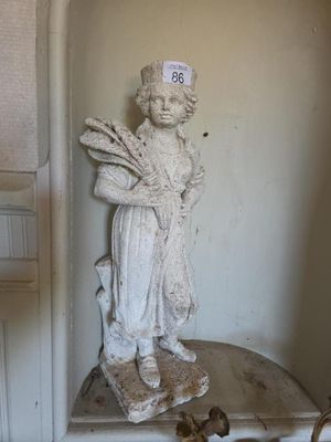 une statue représentant une femme tenant un éventail dans un coin d'une pièce