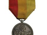 une vieille médaille sur laquelle figure une inscription en chinois sur fond blanc