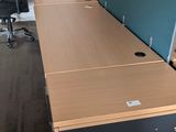 un bureau avec une chaise et un écran dans un bureau