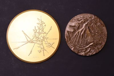 une pièce d'or avec l'image d'une femme dessus