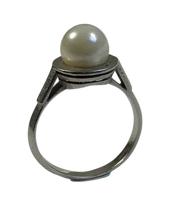 une image représentant une bague sertie d'une perle, sur fond blanc