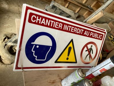 un panneau posé au sol indiquant « Attention à l'éléphant »