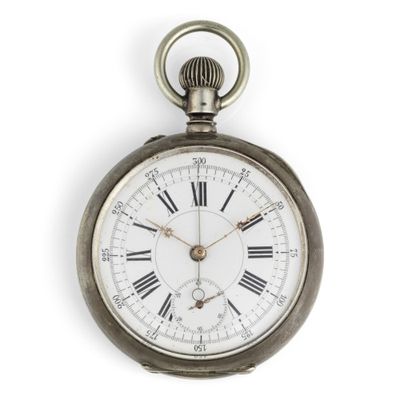 une montre de poche en argent avec des chiffres romains sur le cadran