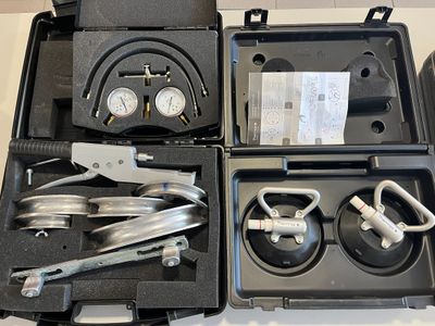 une mallette noire contenant des outils, posée sur une table