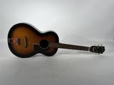 gros plan d'une guitare acoustique sur fond blanc
