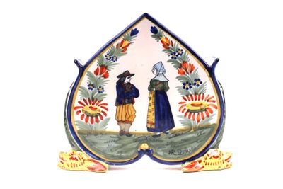 une assiette décorative avec l'image d'un homme et d'une femme