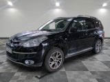 une photo d'un SUV noir garé dans un showroom