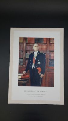 une vieille photo d'un homme en uniforme militaire debout devant une bibliothèque