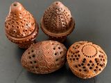 trois petits objets en bois posés sur une table