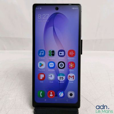 un gros plan sur l'arrière d'un smartphone noir sur lequel figurent des icônes