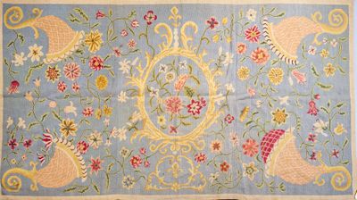 une photo d'un tapis bleu orné d'un motif floral